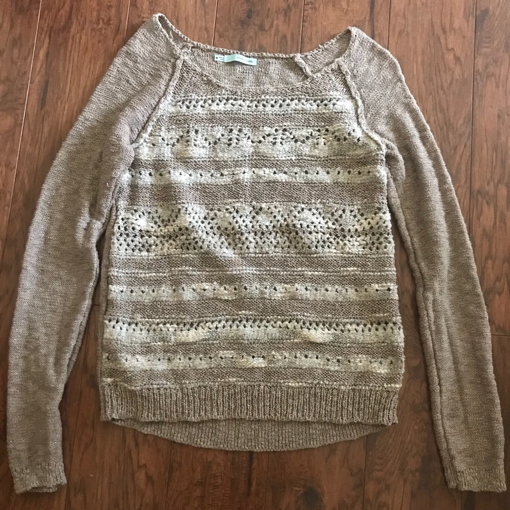 Light Maurice’s sweater